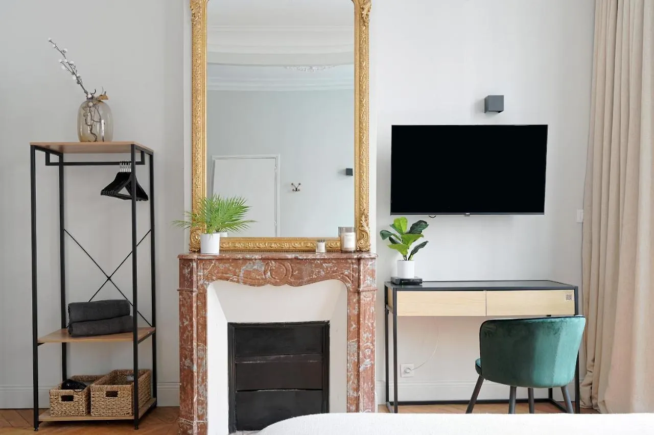 Studio Quartier Champs Elysees 2 Free Netflix Paris